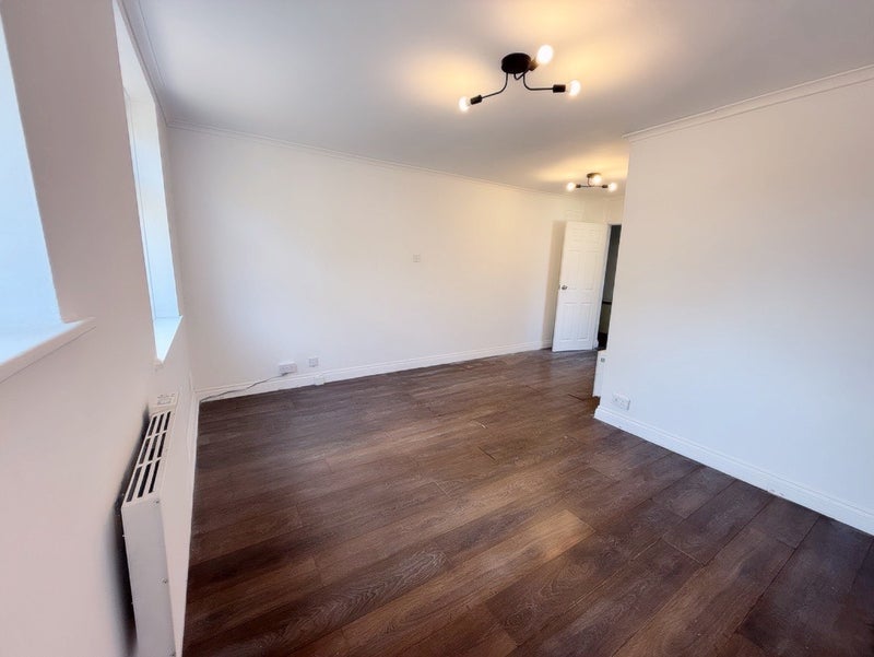 Flat Pitshanger Lane in Greater London