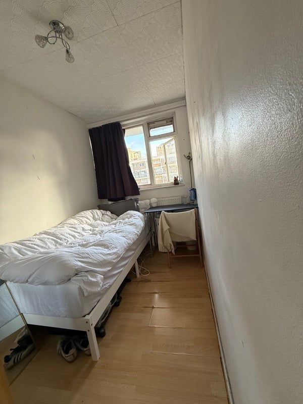 Room East Road in Greater London