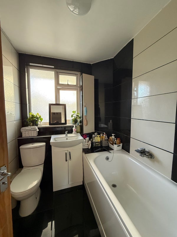 Room East Road in Greater London