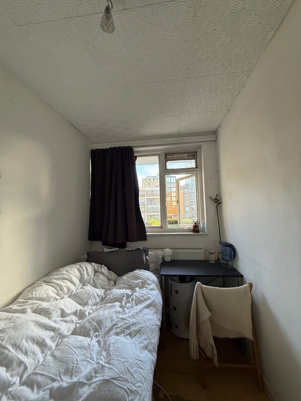 Room East Road in Greater London