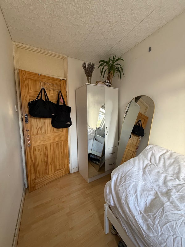 Room East Road in Greater London
