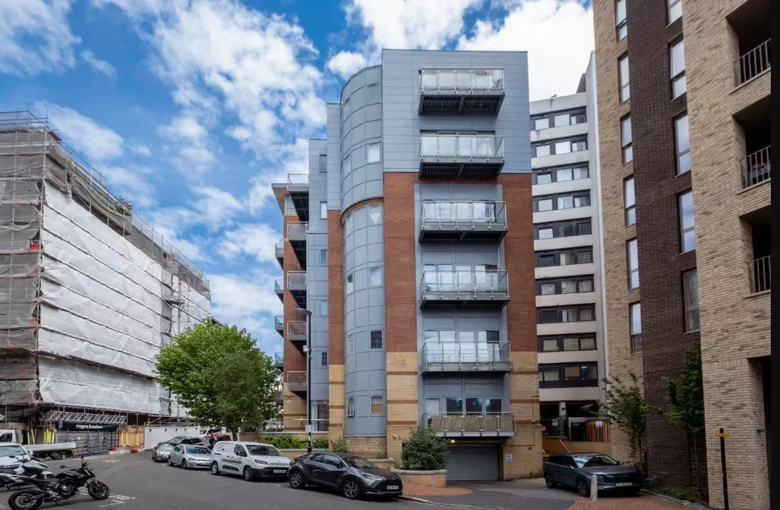 Flat Scarbrook Road in Greater London