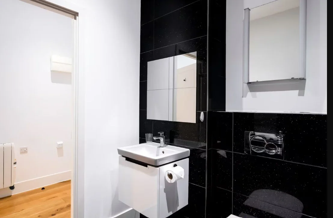 Flat Scarbrook Road in Greater London
