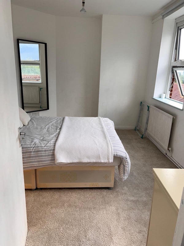 Room Sutton Way in Greater London