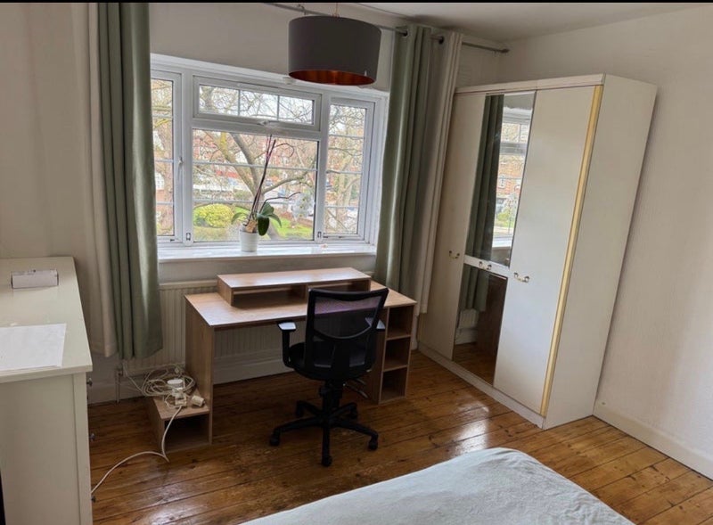 Room Cazenove Road in Greater London