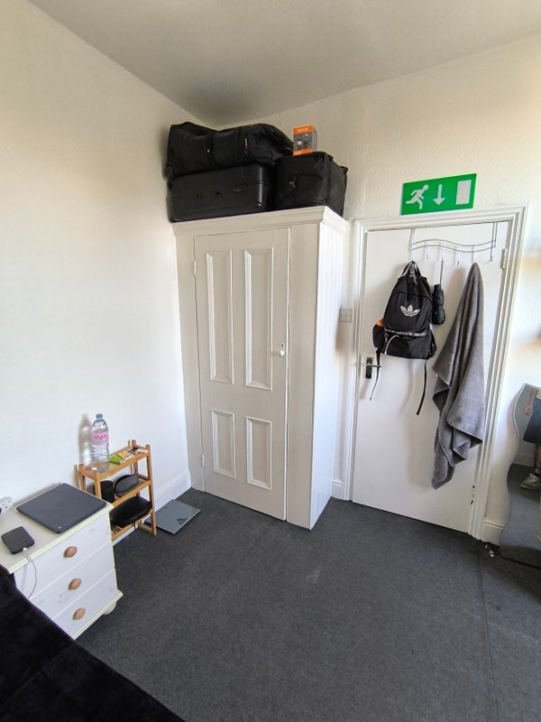 Room High Road in Greater London