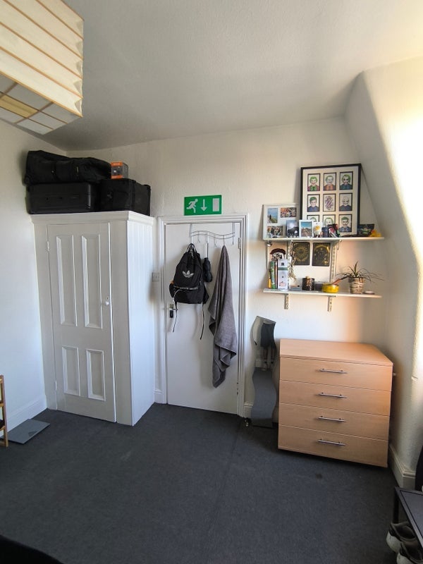 Room High Road in Greater London