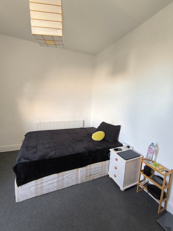 Room High Road in Greater London
