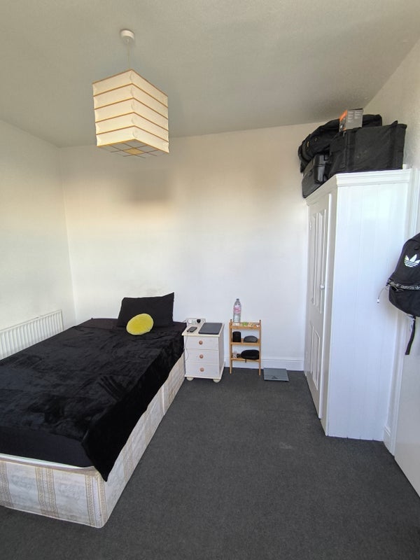 Room High Road in Greater London