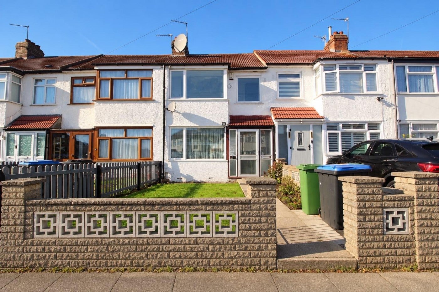 House Broadlands Avenue in Greater London