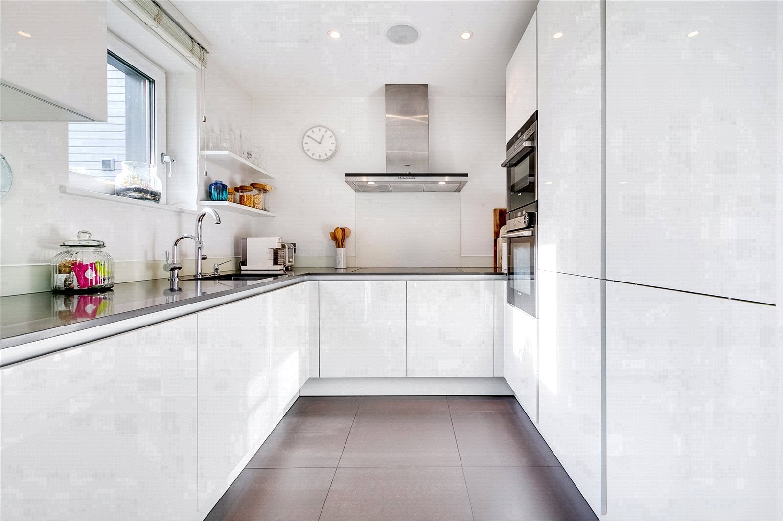 Flat Halcyon Close in Greater London