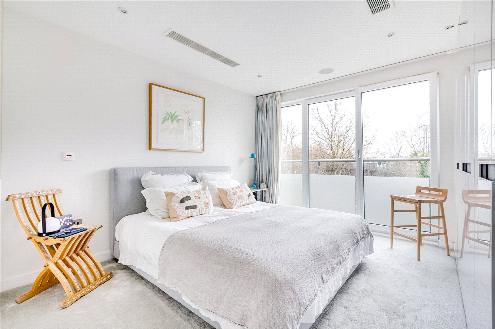 Flat Halcyon Close in Greater London