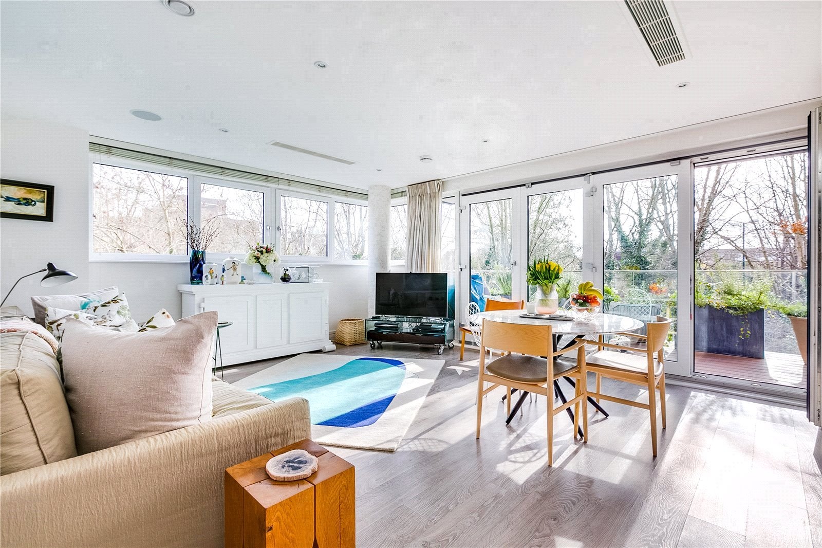 Flat Halcyon Close in Greater London