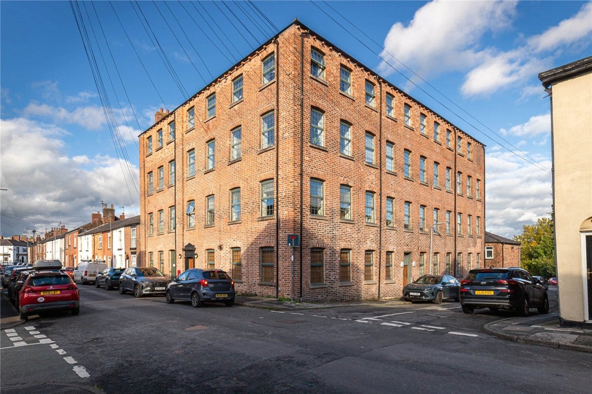 Flat Statham Street in Macclesfield