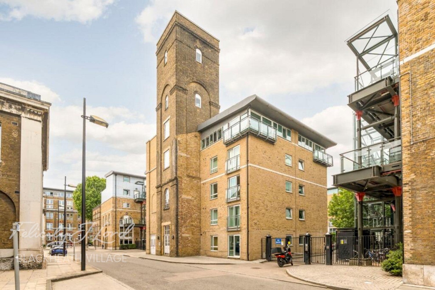 Flat Hopton Road in Greater London