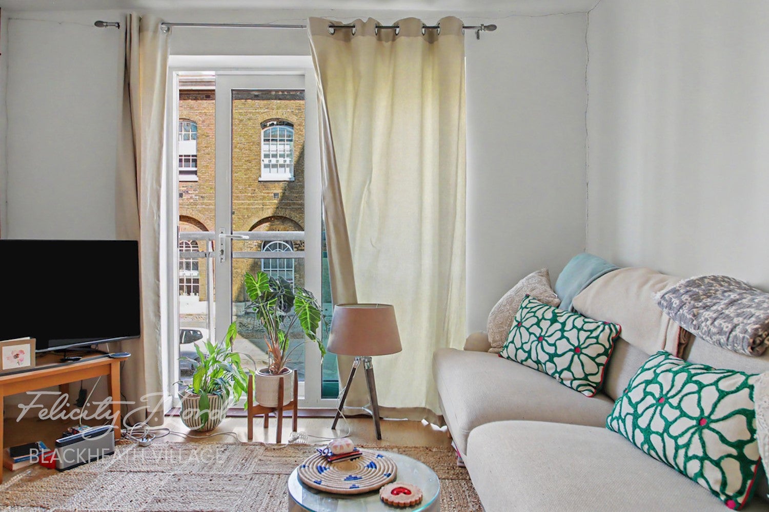 Flat Hopton Road in Greater London