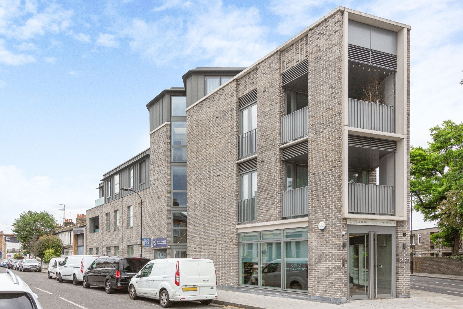 Flat Hannell Road in Greater London