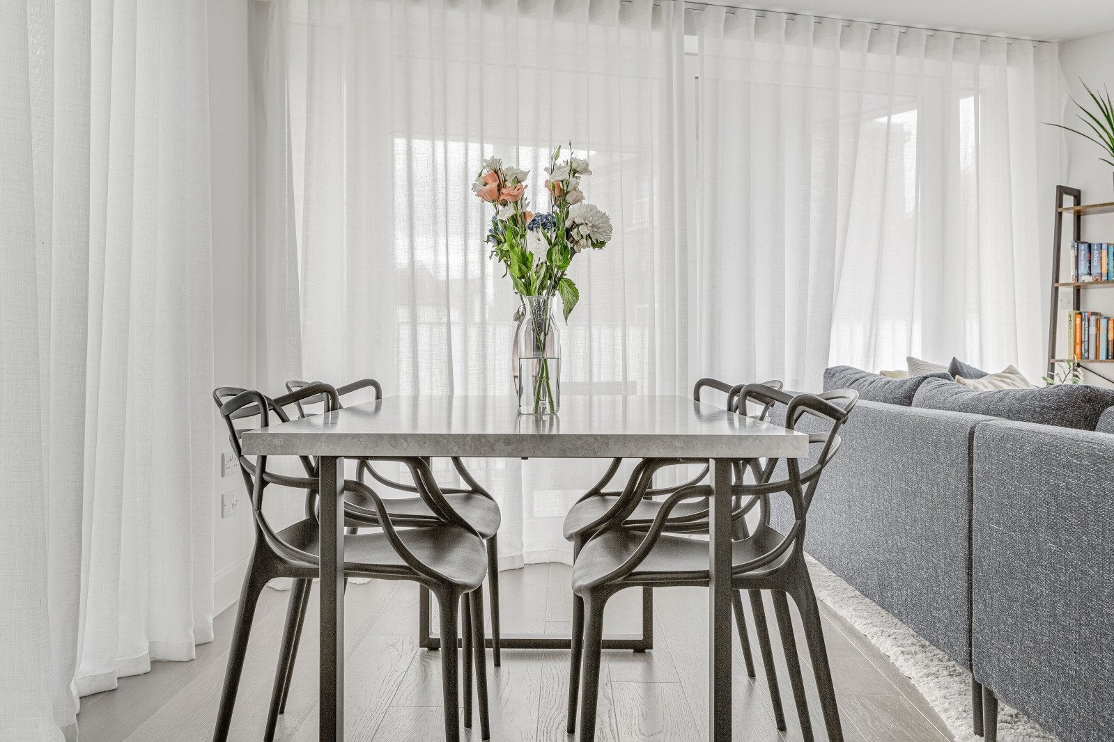 Flat Hannell Road in Greater London