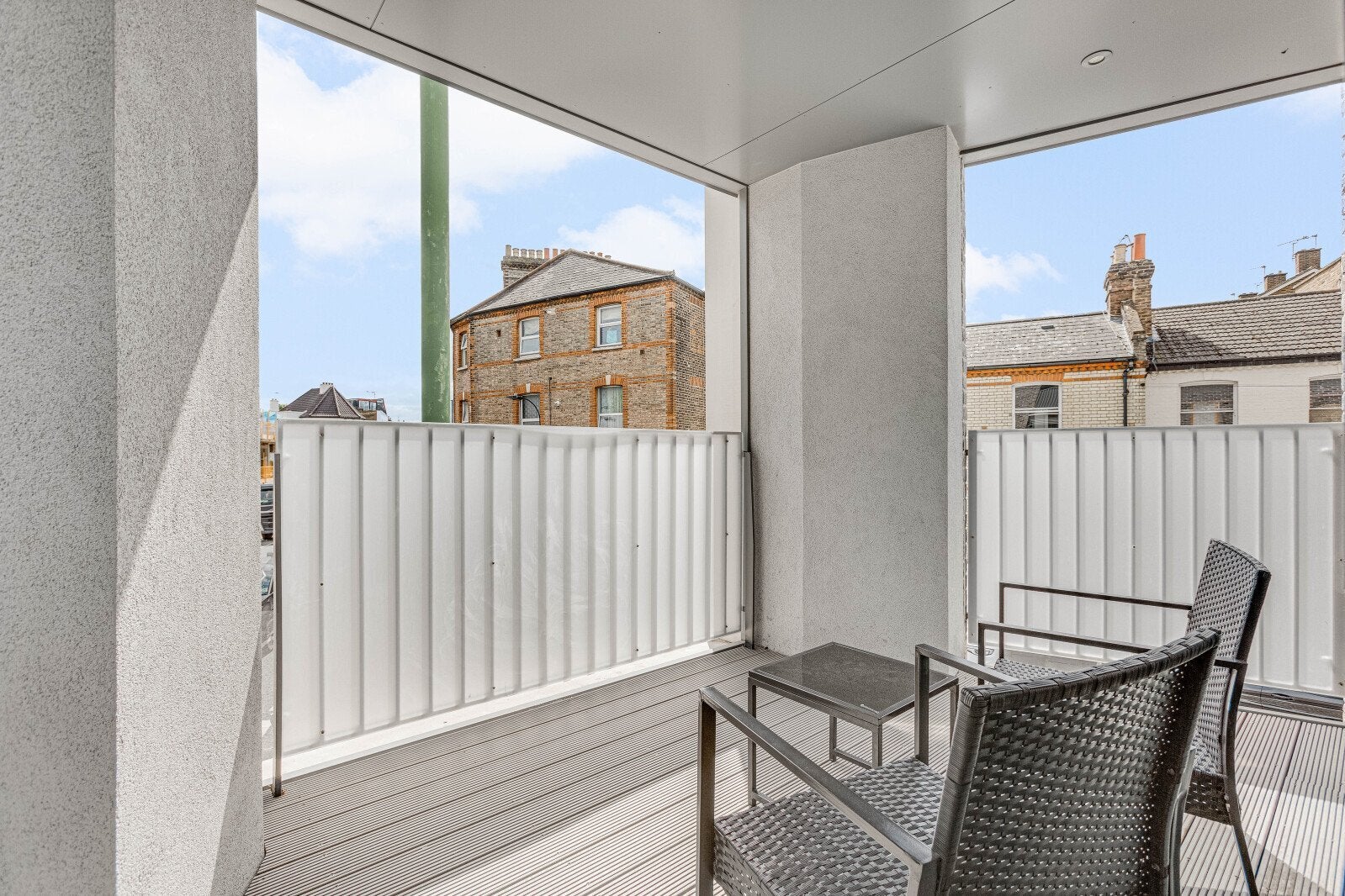 Flat Hannell Road in Greater London