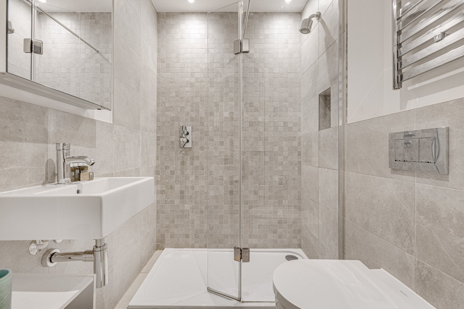 Flat Hannell Road in Greater London