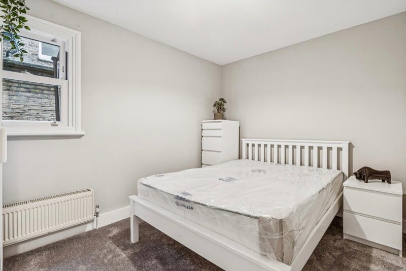 Room Hambalt Road in Greater London