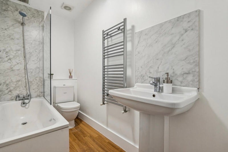 Room Hambalt Road in Greater London