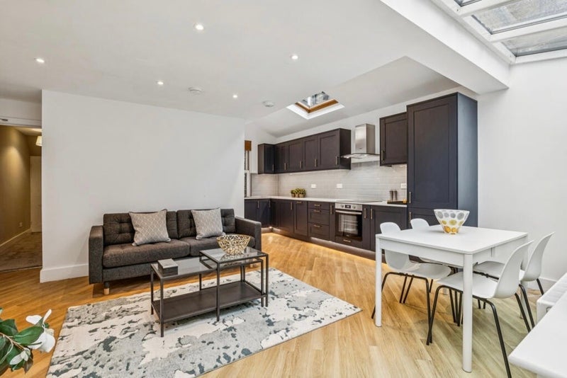 Room Hambalt Road in Greater London