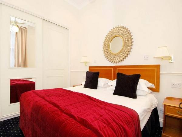 Flat Bolton Gardens in Greater London