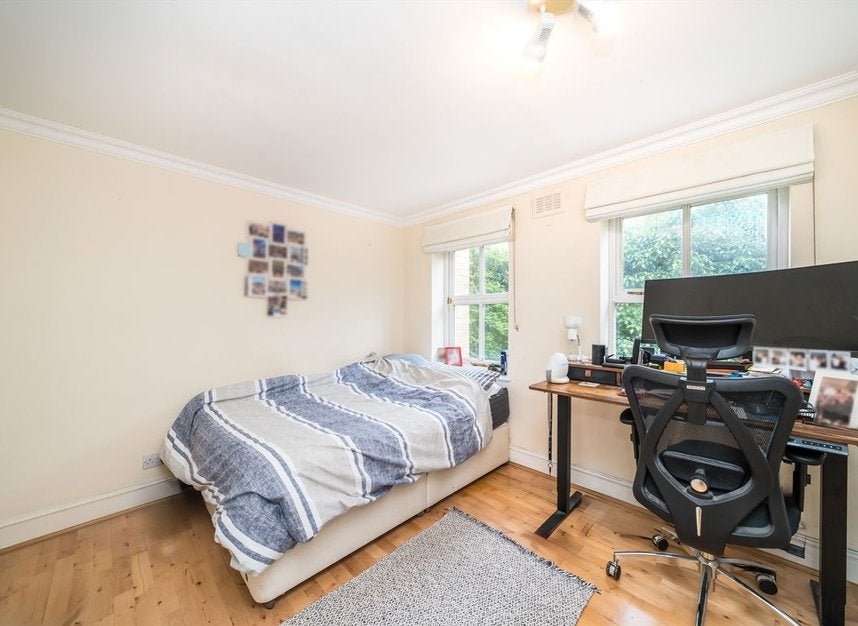 Flat Redwood Mews in Greater London