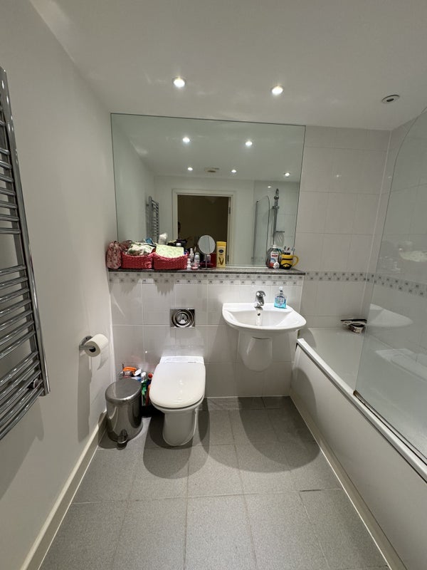 Room Warton Road in Greater London
