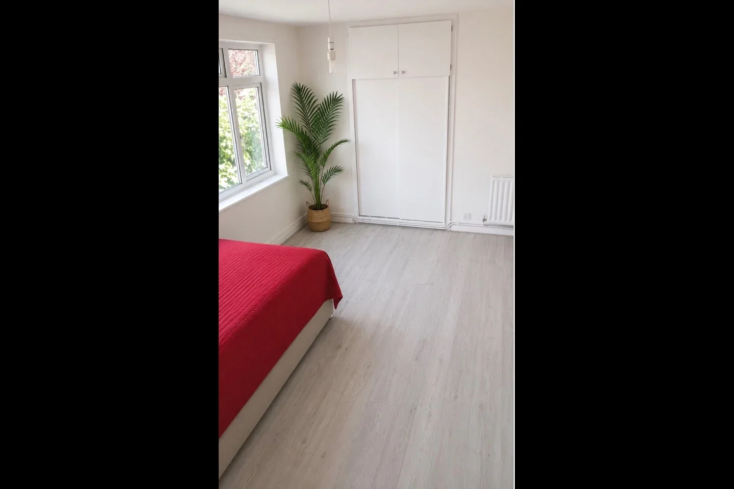 Room Rowantree Road in Greater London