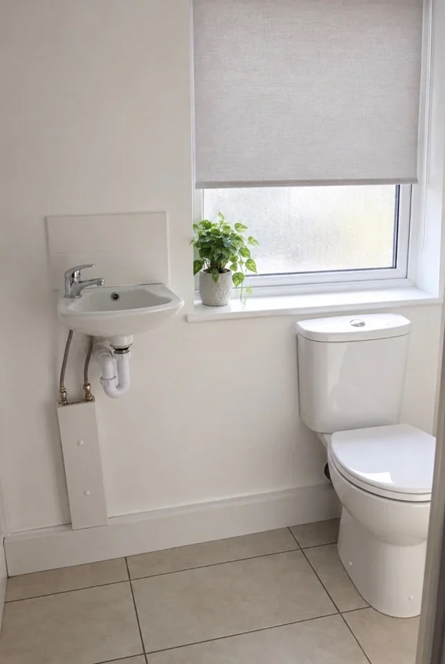 Room Rowantree Road in Greater London