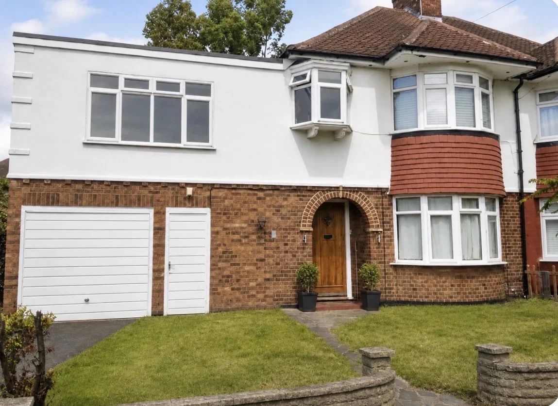 Room Rowantree Road in Greater London