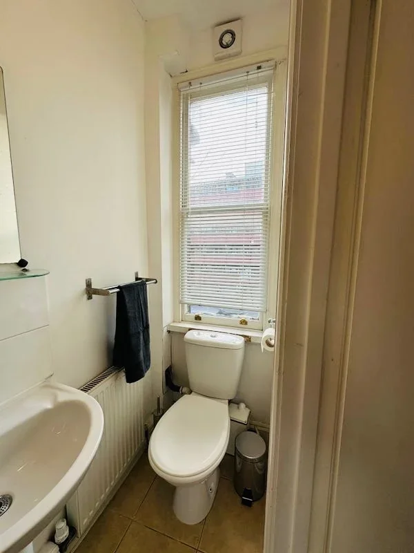 Room Plough Way in Greater London