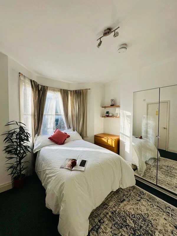 Room Plough Way in Greater London