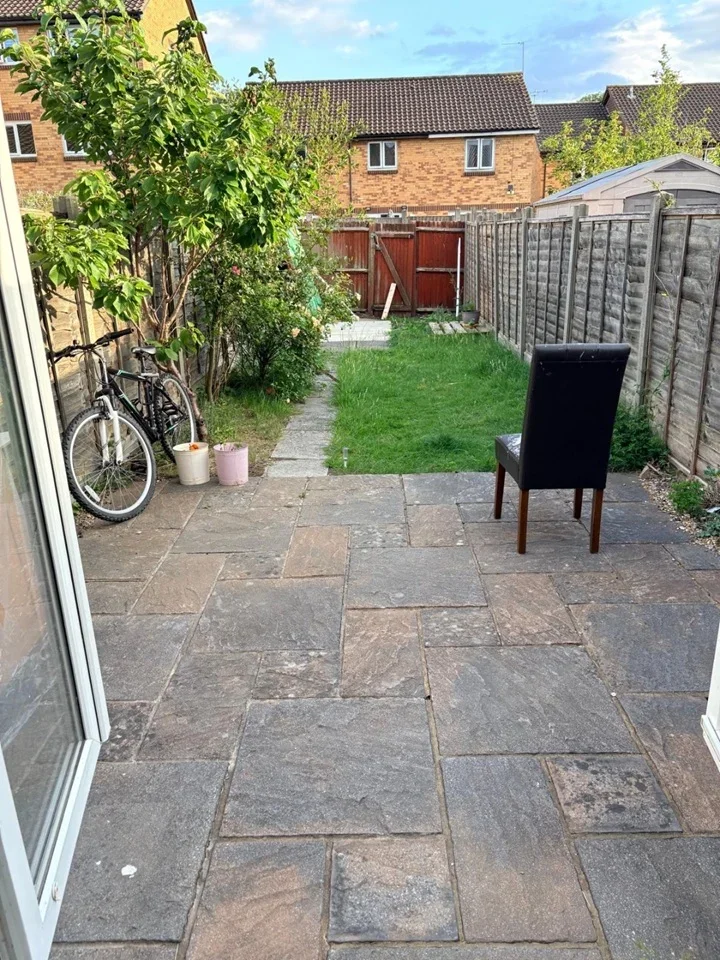 House Wheatsheaf Close in Greater London