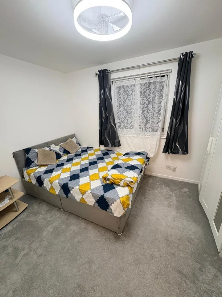 House Wheatsheaf Close in Greater London