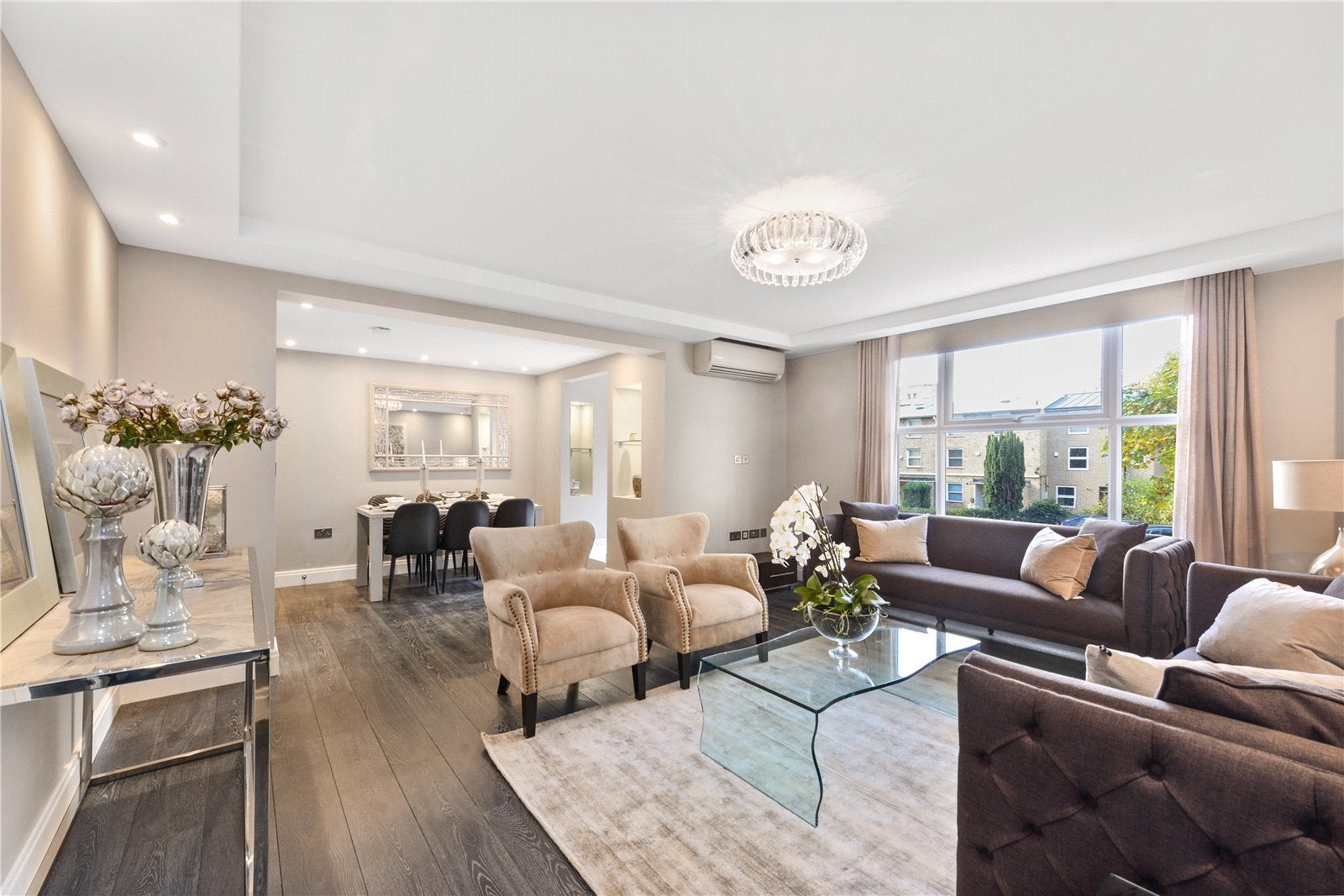 Flat Boydell Court in London