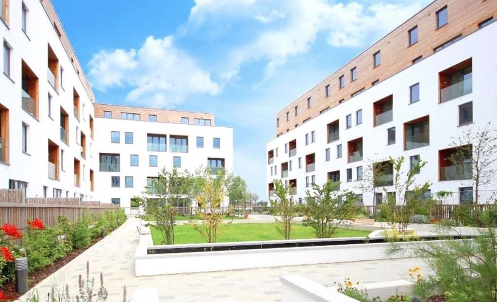 Flat Capitol Way in Greater London