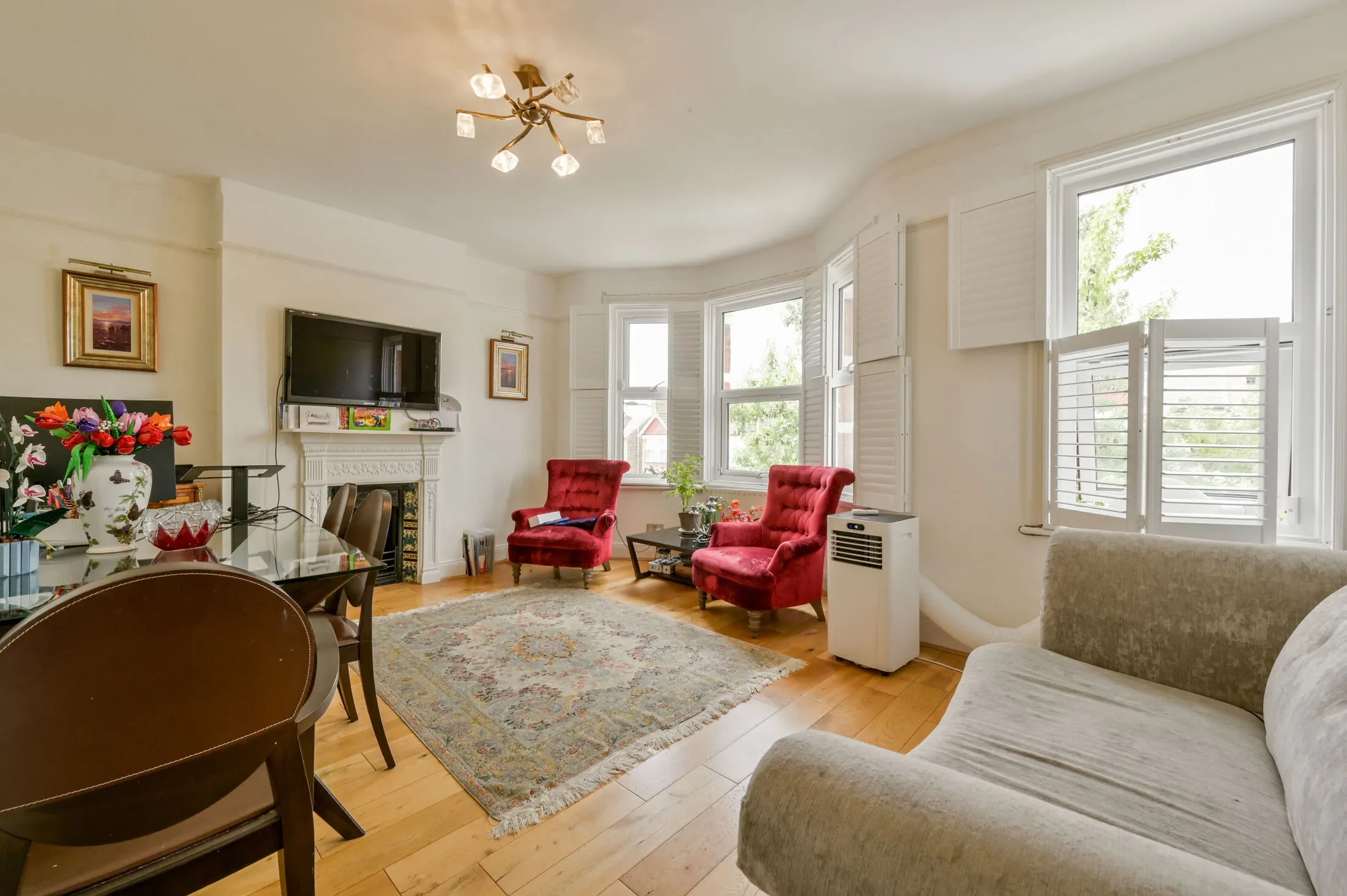 Flat Lynton Avenue in Greater London