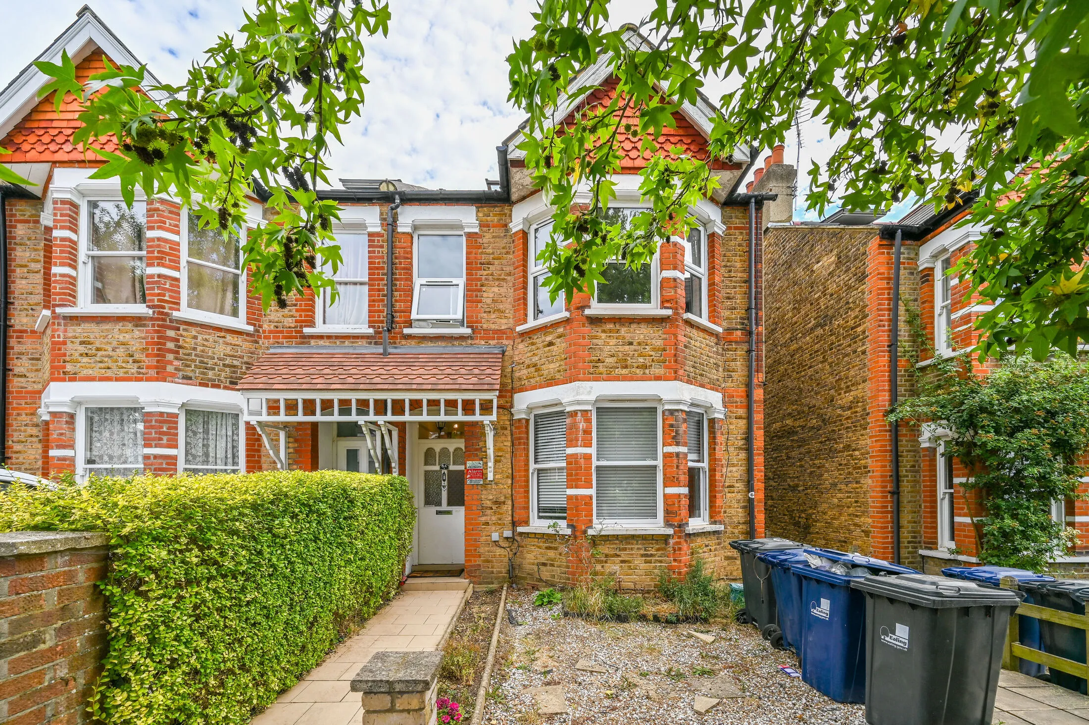 Flat Lynton Avenue in Greater London