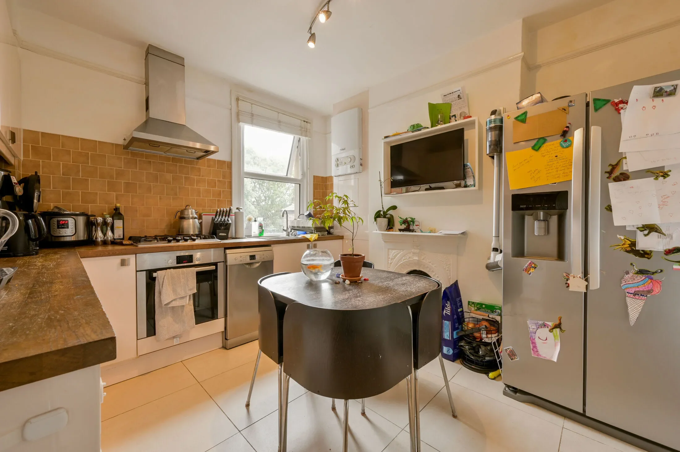Flat Lynton Avenue in Greater London