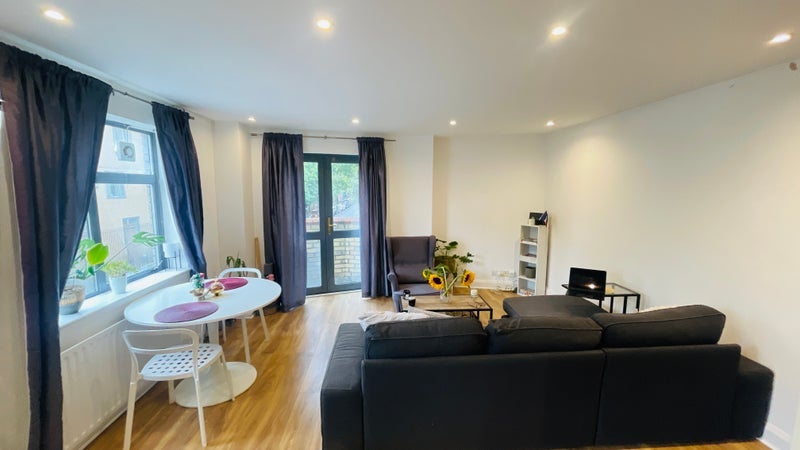 Flat Old Montague Street in Greater London