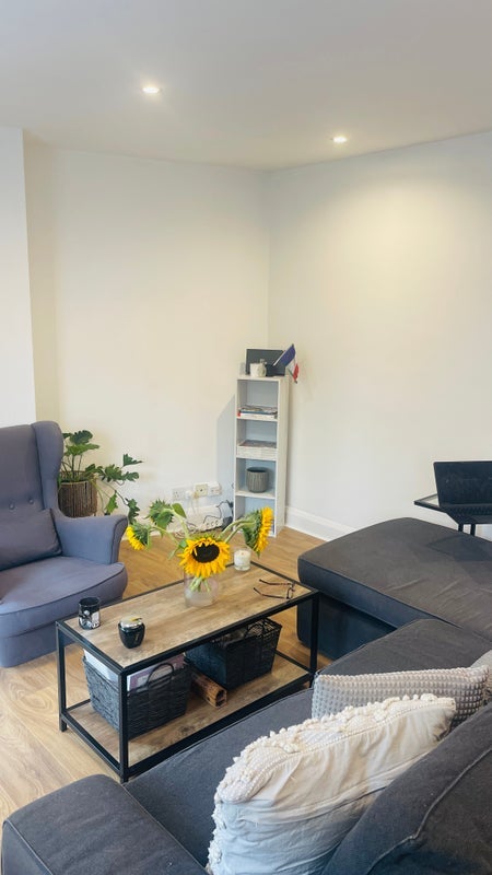 Flat Old Montague Street in Greater London