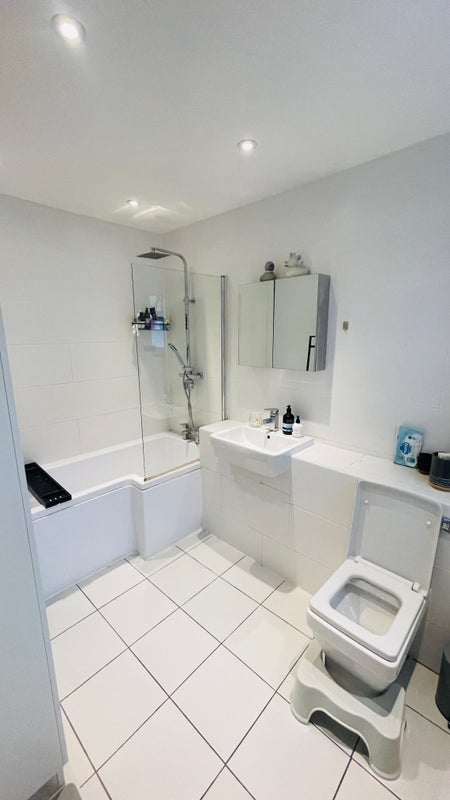 Flat Old Montague Street in Greater London