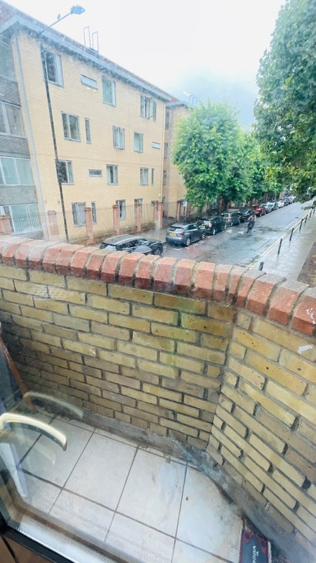 Flat Old Montague Street in Greater London