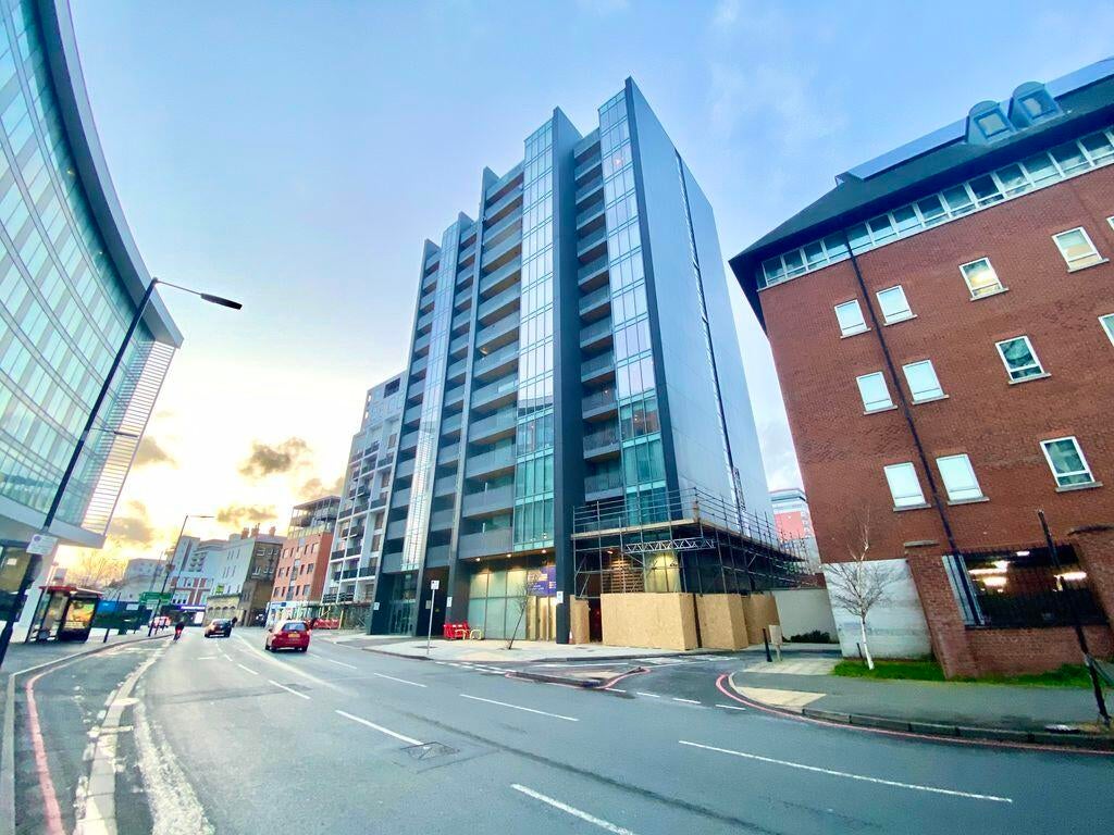 Flat Sutton Court Road in Greater London