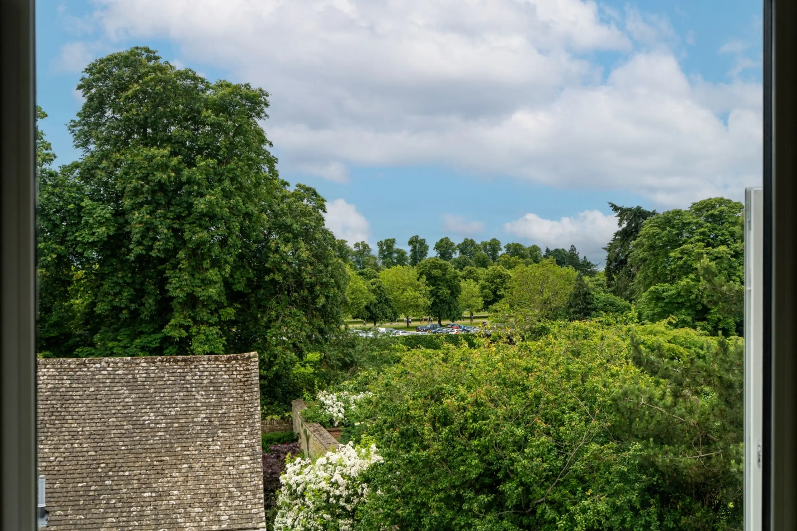 Flat Rectory Lane in West Oxfordshire