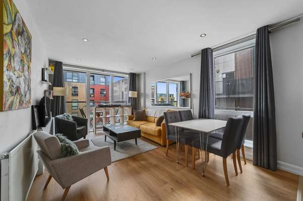 Flat Kingsland Road in Greater London