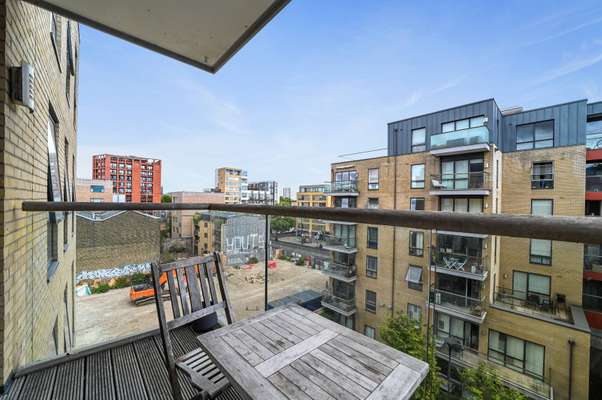 Flat Kingsland Road in Greater London